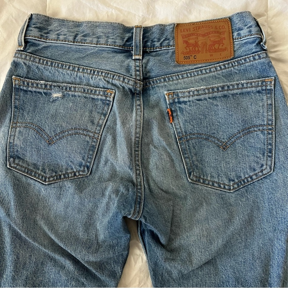 medium wash levi’s - Picture 3 of 3